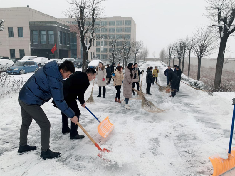 积雪清扫，厂区内一道亮丽的景物线